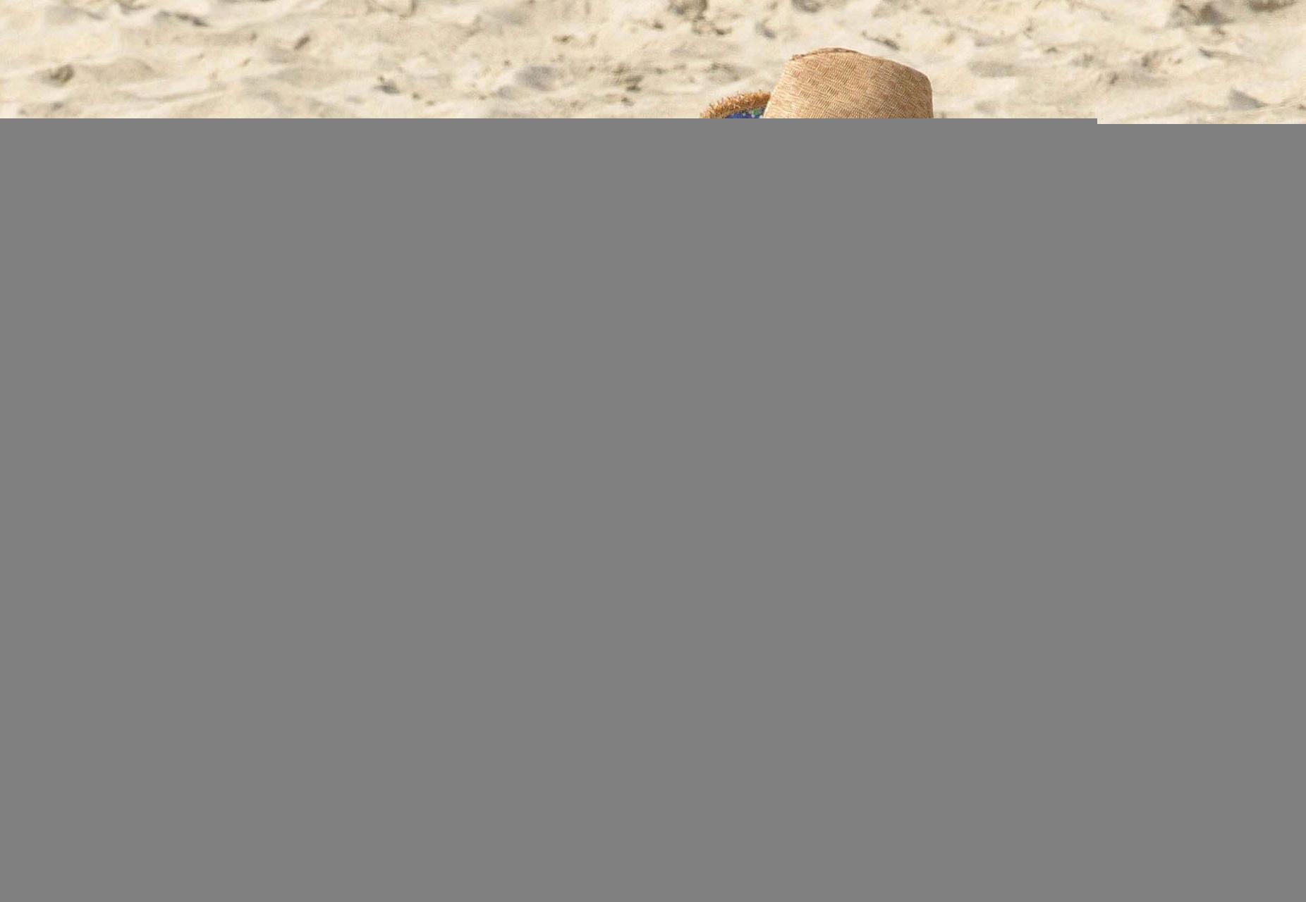 16P Kirsten Dunst exposing her sexy body and hot ass in bikini on beach
