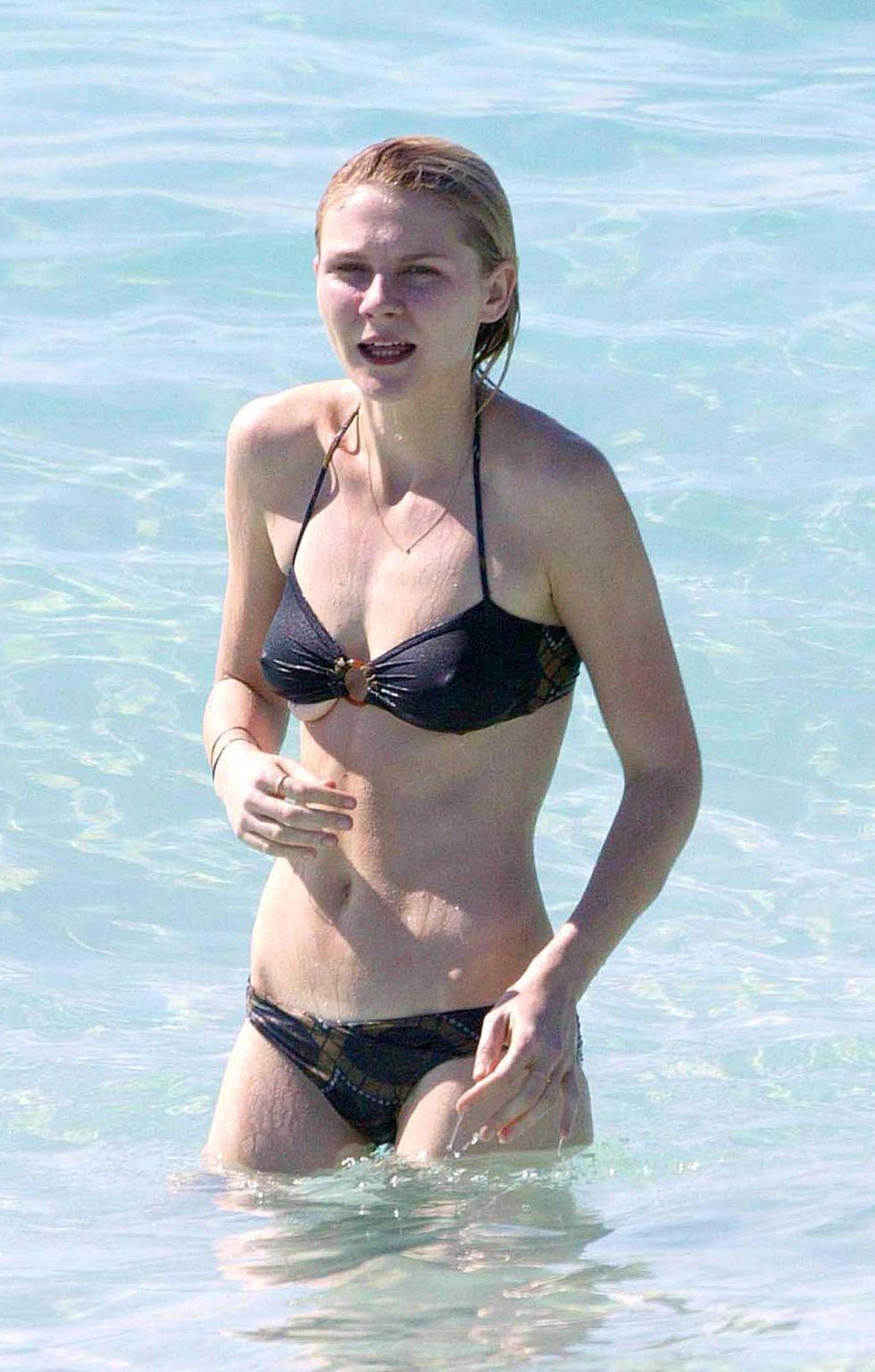16P Kirsten Dunst exposing her sexy body and hot ass in bikini on beach