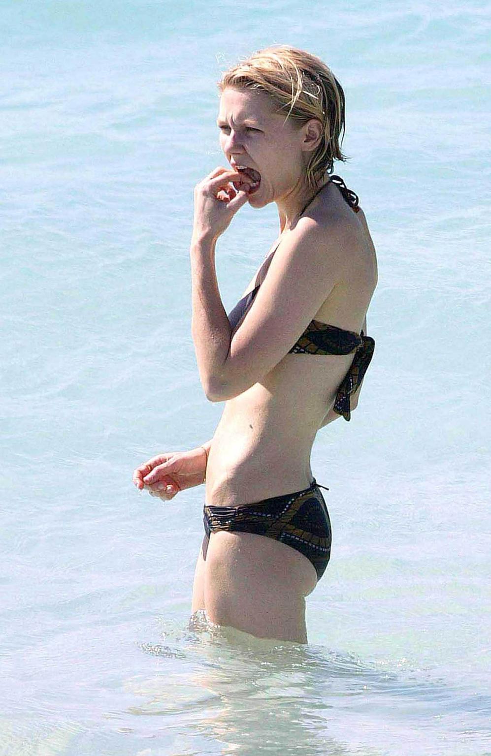 16P Kirsten Dunst exposing her sexy body and hot ass in bikini on beach