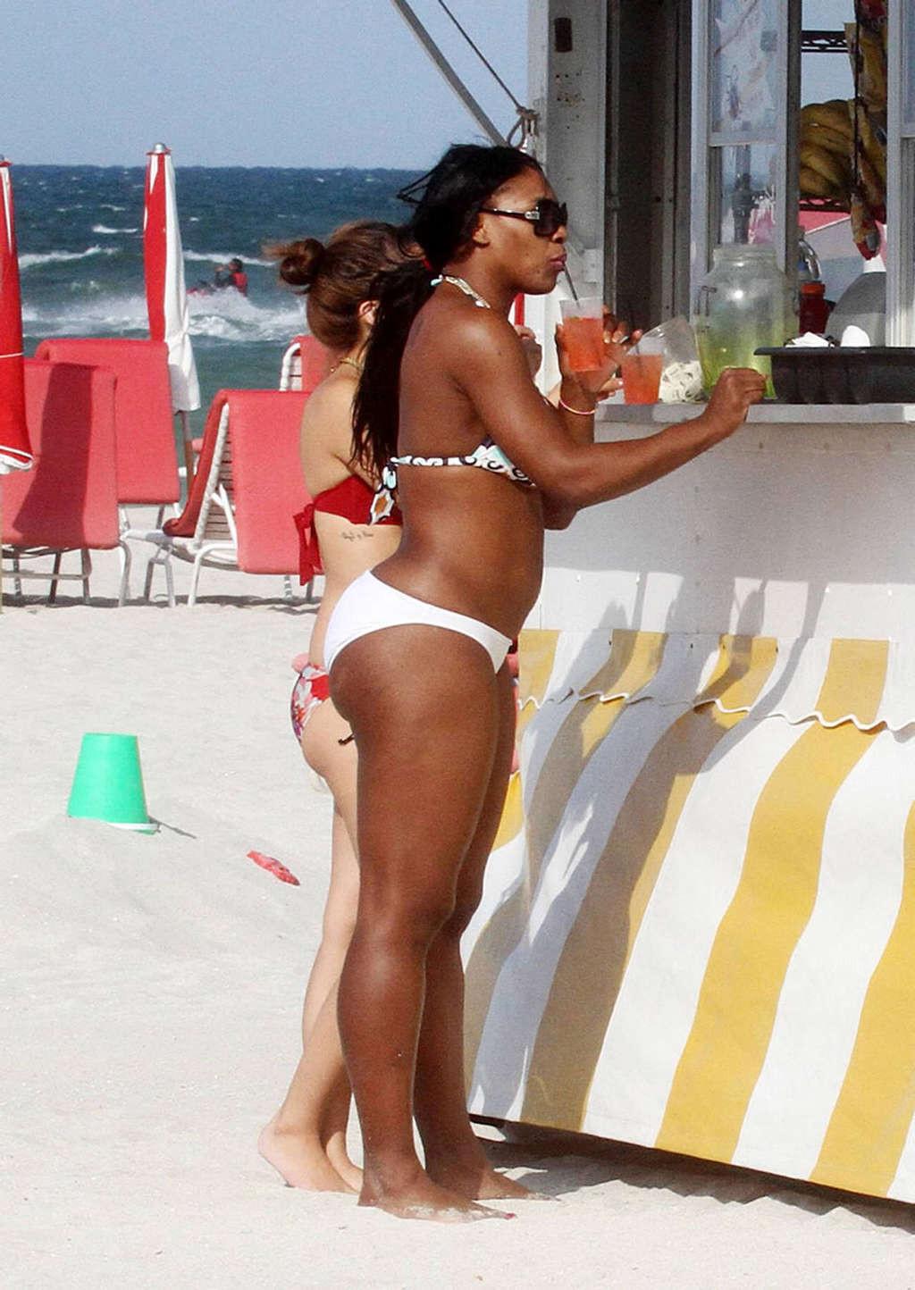 16P Serena Williams showing sexy body and hot ass in bikini on beach