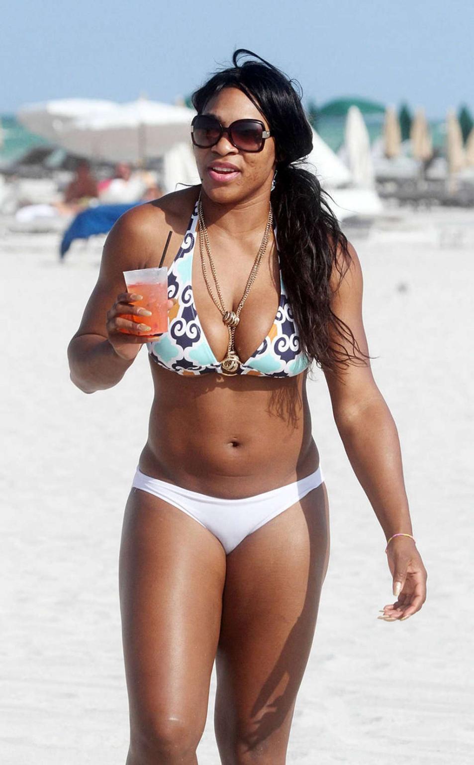 16P Serena Williams showing sexy body and hot ass in bikini on beach