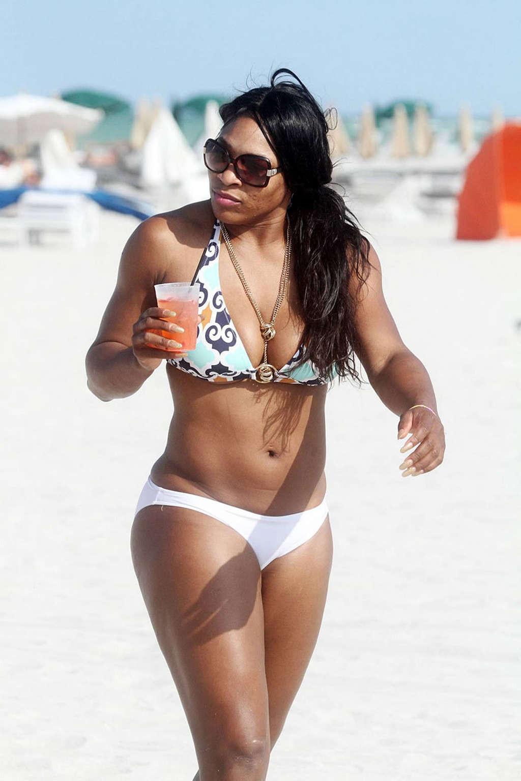 16P Serena Williams showing sexy body and hot ass in bikini on beach