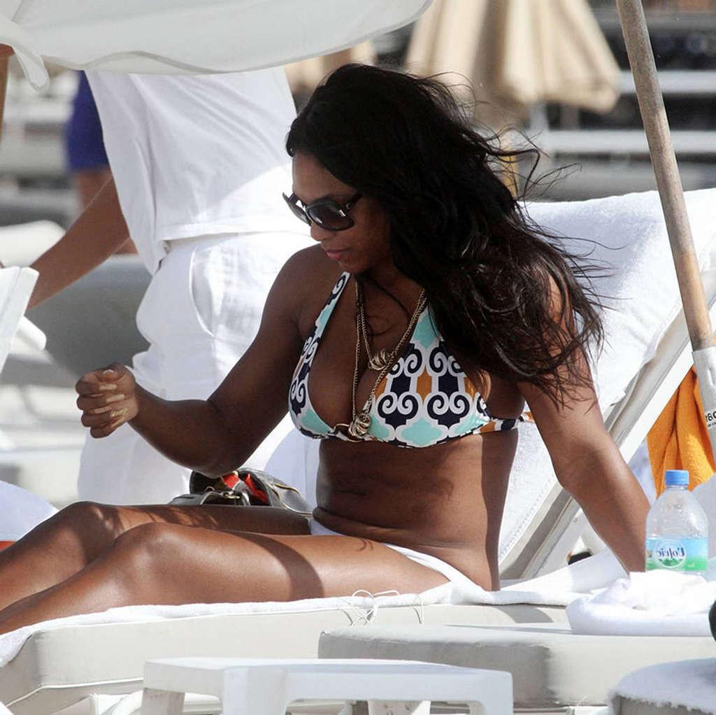 16P Serena Williams showing sexy body and hot ass in bikini on beach
