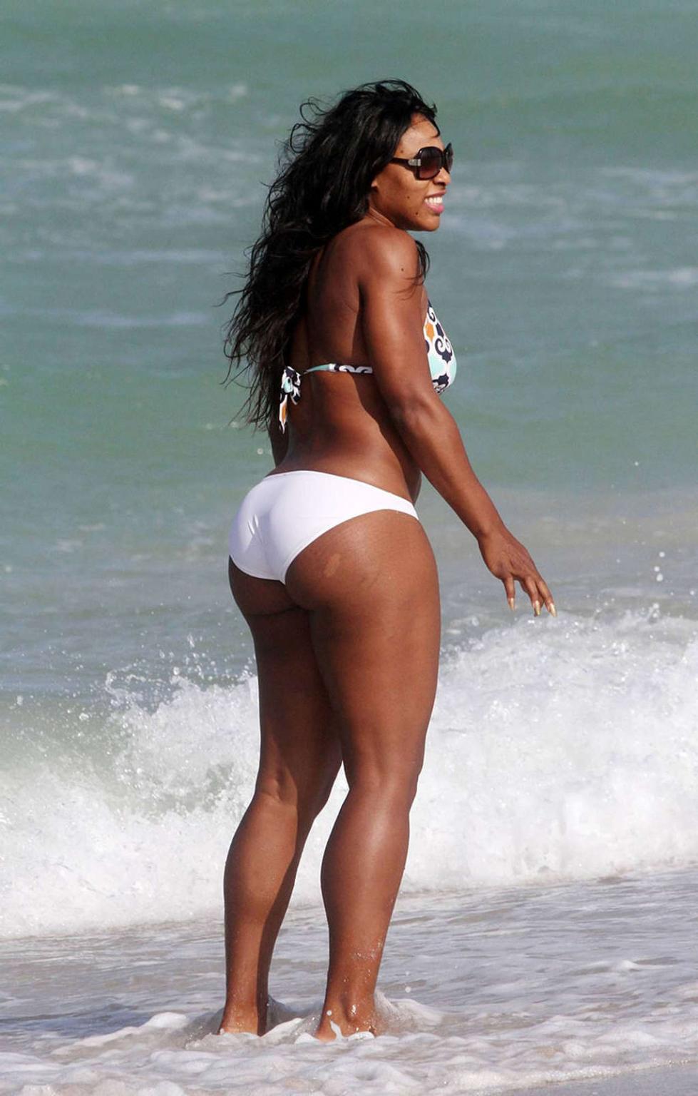 16P Serena Williams showing sexy body and hot ass in bikini on beach