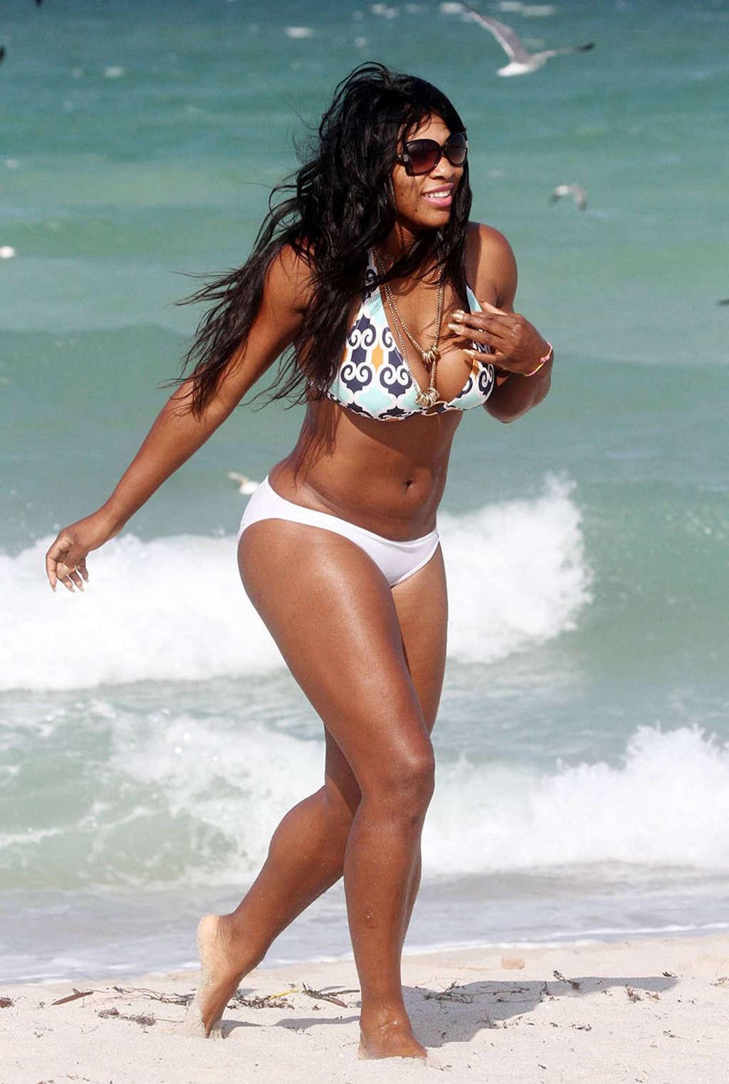 16P Serena Williams showing sexy body and hot ass in bikini on beach