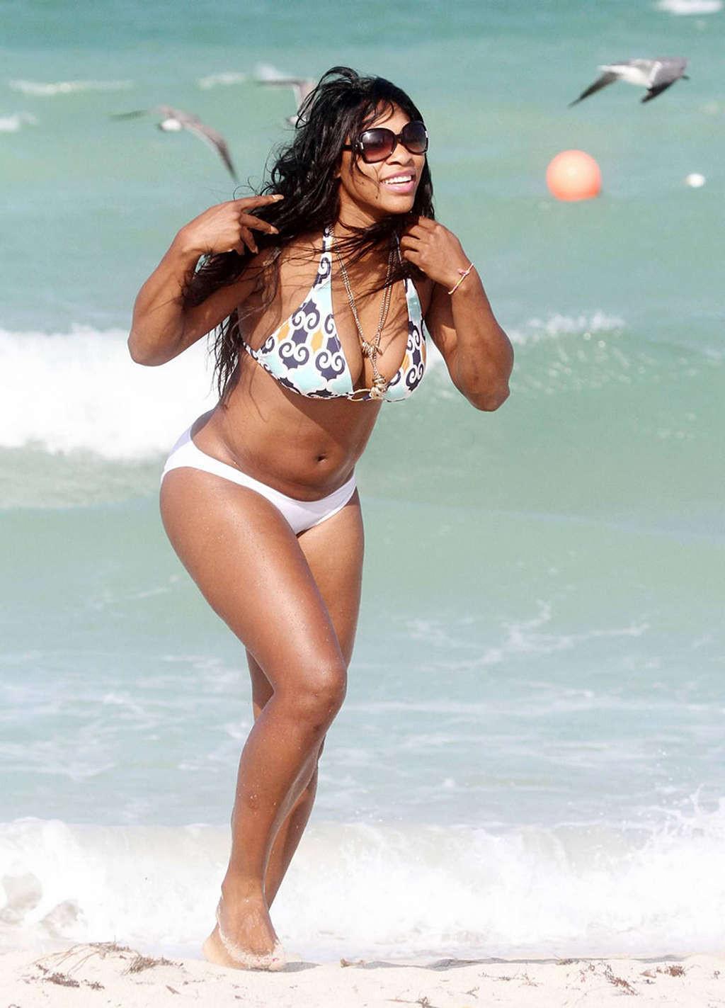 16P Serena Williams showing sexy body and hot ass in bikini on beach