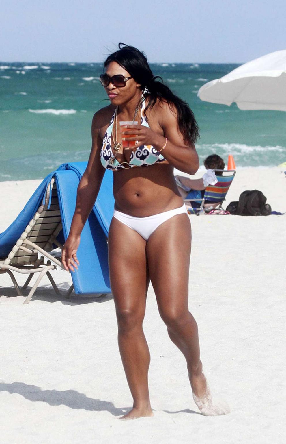 16P Serena Williams showing sexy body and hot ass in bikini on beach