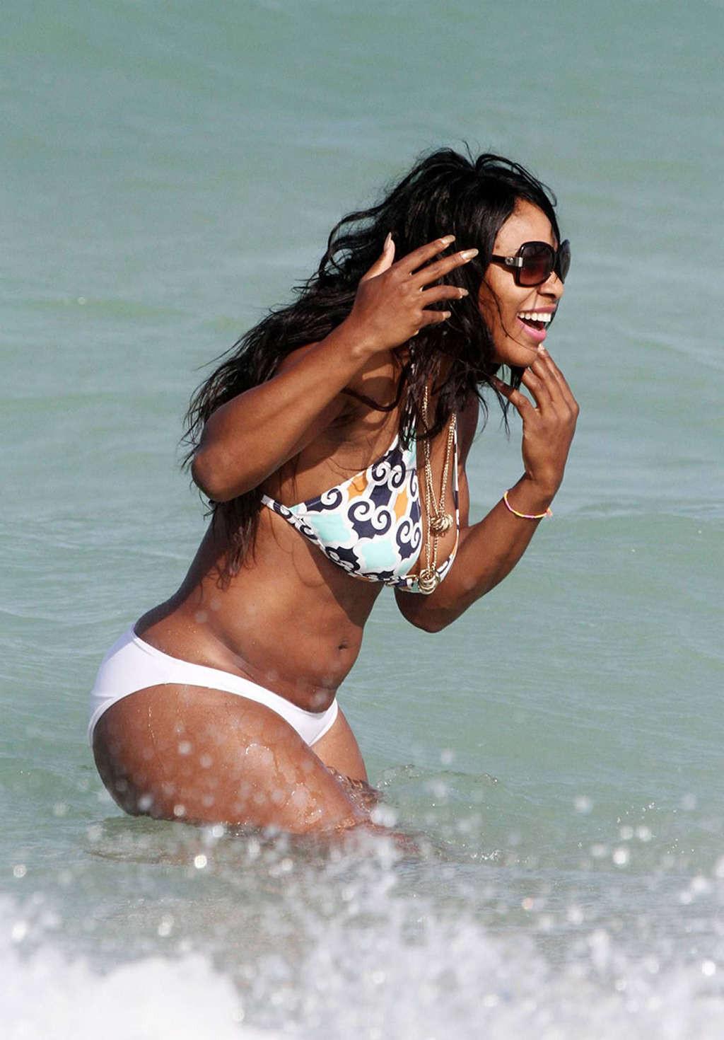 16P Serena Williams showing sexy body and hot ass in bikini on beach