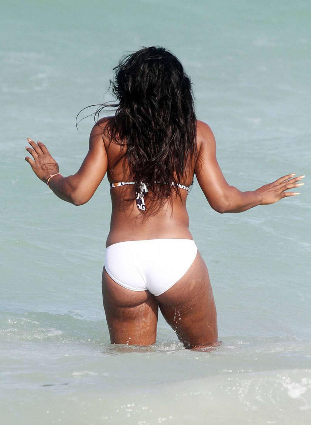 16P Serena Williams showing sexy body and hot ass in bikini on beach