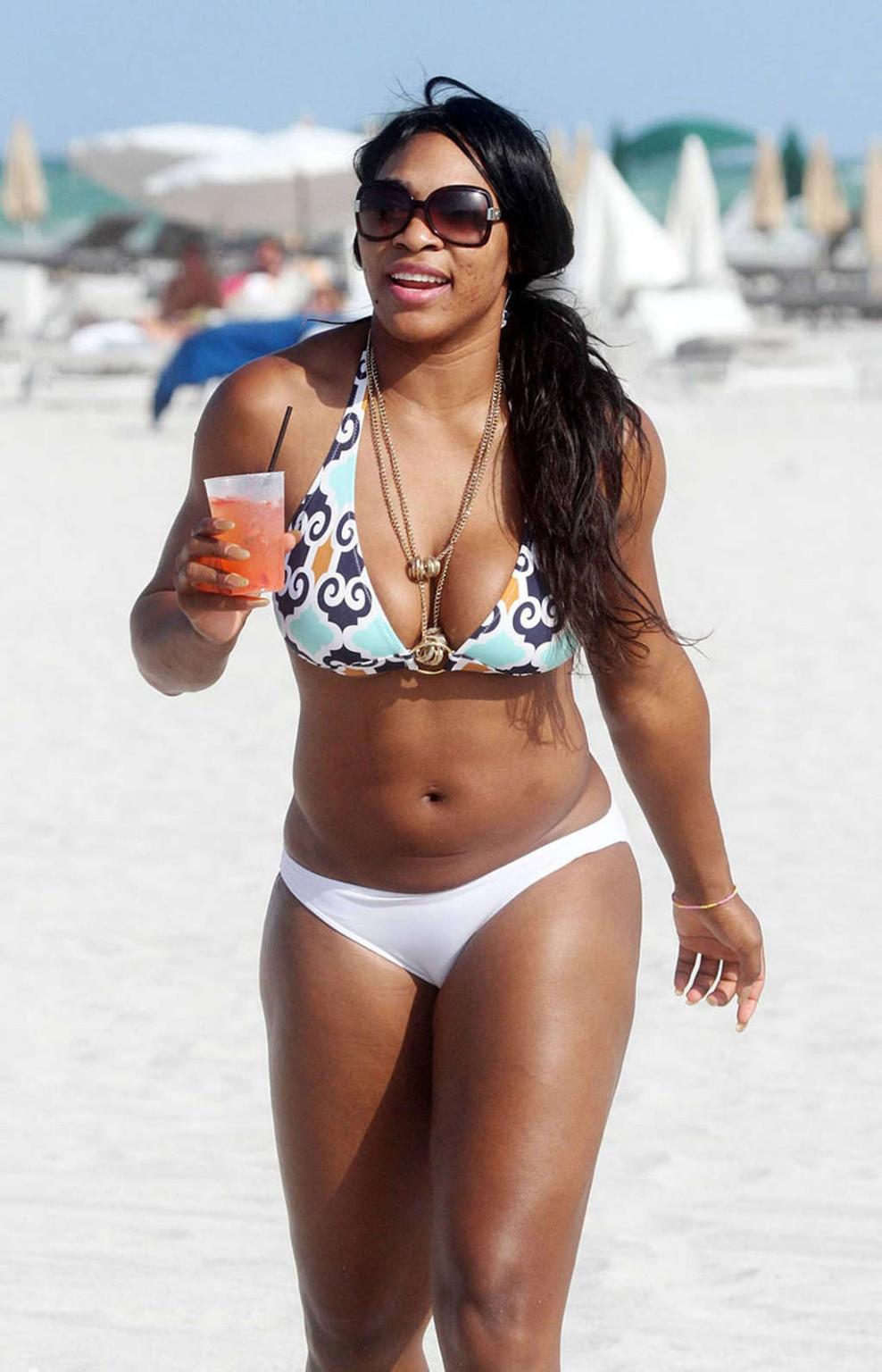 16P Serena Williams showing sexy body and hot ass in bikini on beach