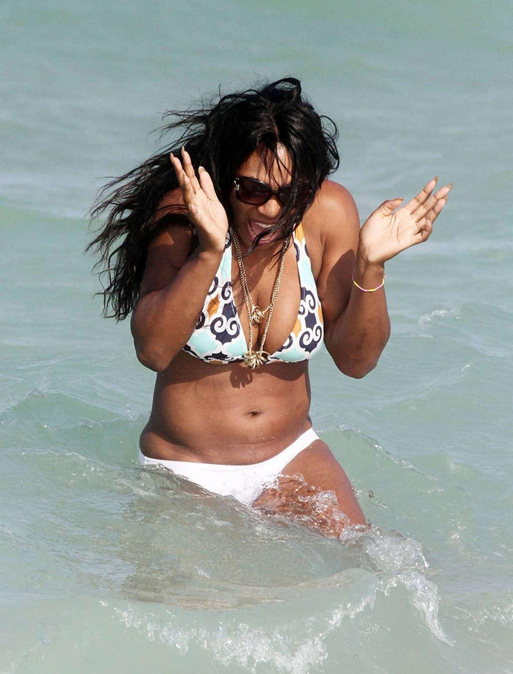 16P Serena Williams showing sexy body and hot ass in bikini on beach