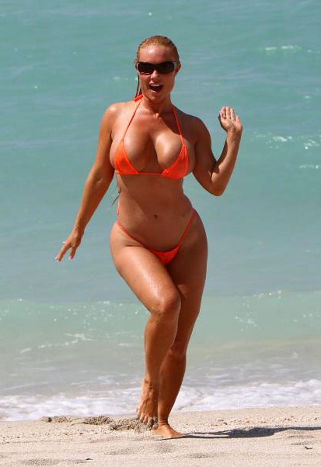 16P Nicole Coco Austin exposing huge boobs and sexy ass in thong
