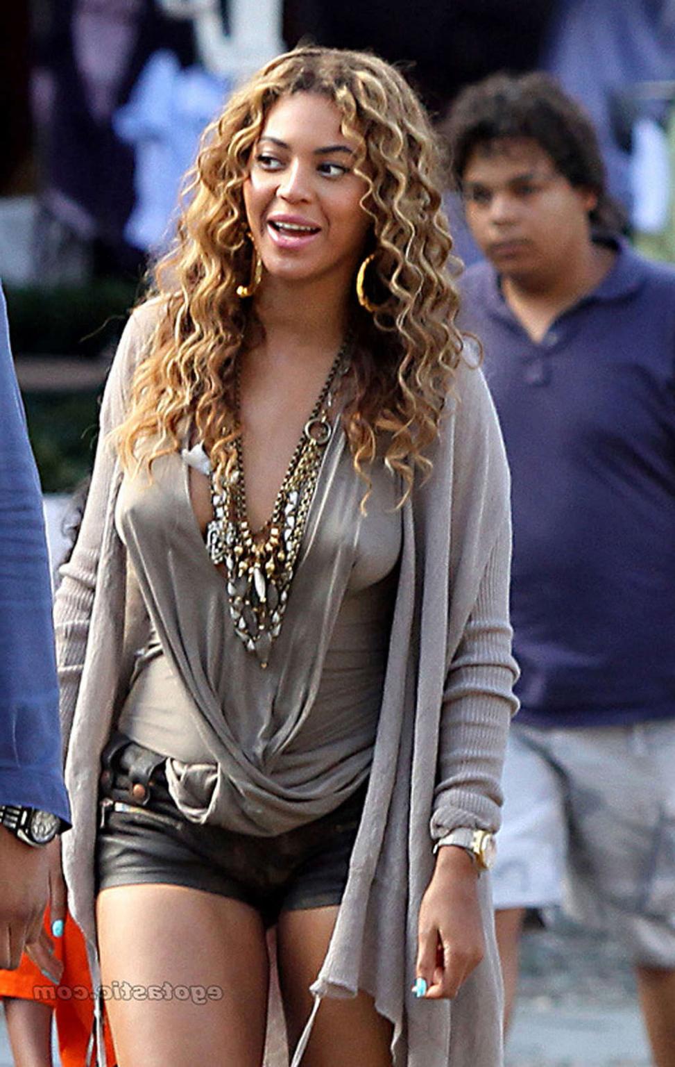 16P Beyonce Knowles exposing her sexy body and hot ass on stage