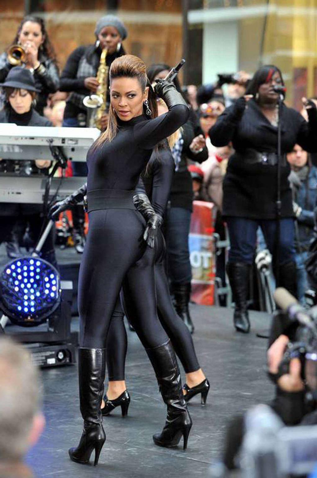 16P Beyonce Knowles exposing her sexy body and hot ass on stage