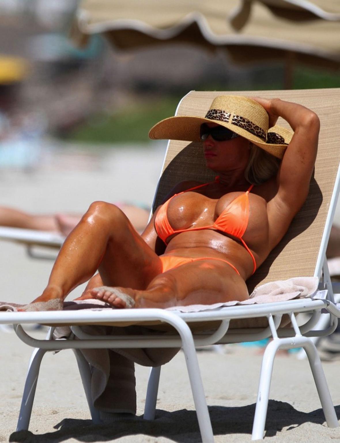 15P Nicole Coco Austin showing huge boobs and sexy ass in thong