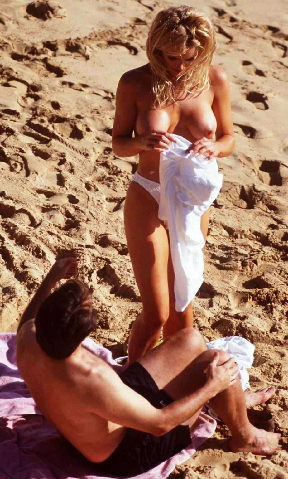 10P Gena Lee Nolin exposing her nice big tits on beach paparazzi shoots