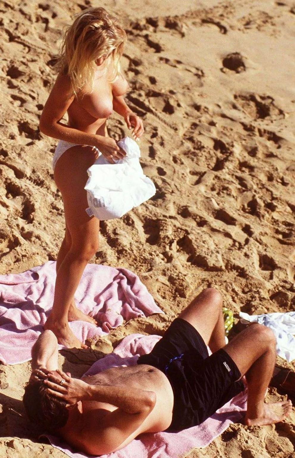 10P Gena Lee Nolin exposing her nice big tits on beach paparazzi shoots