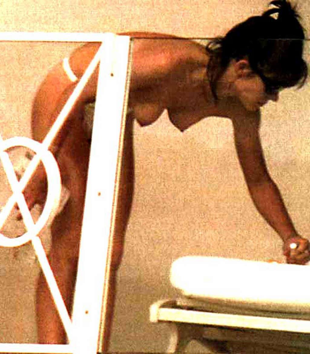16P Elizabeth Hurley exposing sexy nude boobs and hot pussy on bech