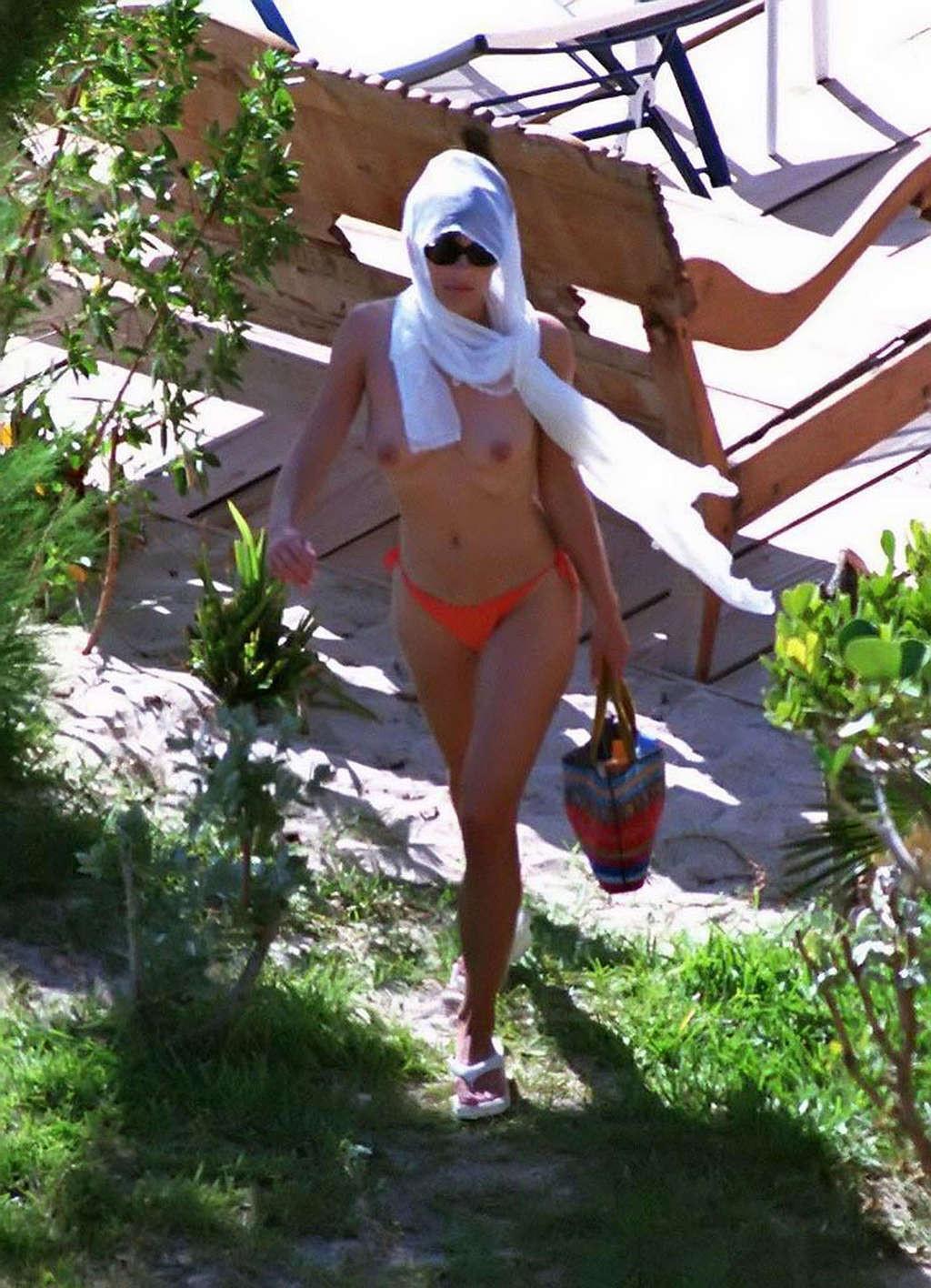 16P Elizabeth Hurley exposing sexy nude boobs and hot pussy on bech