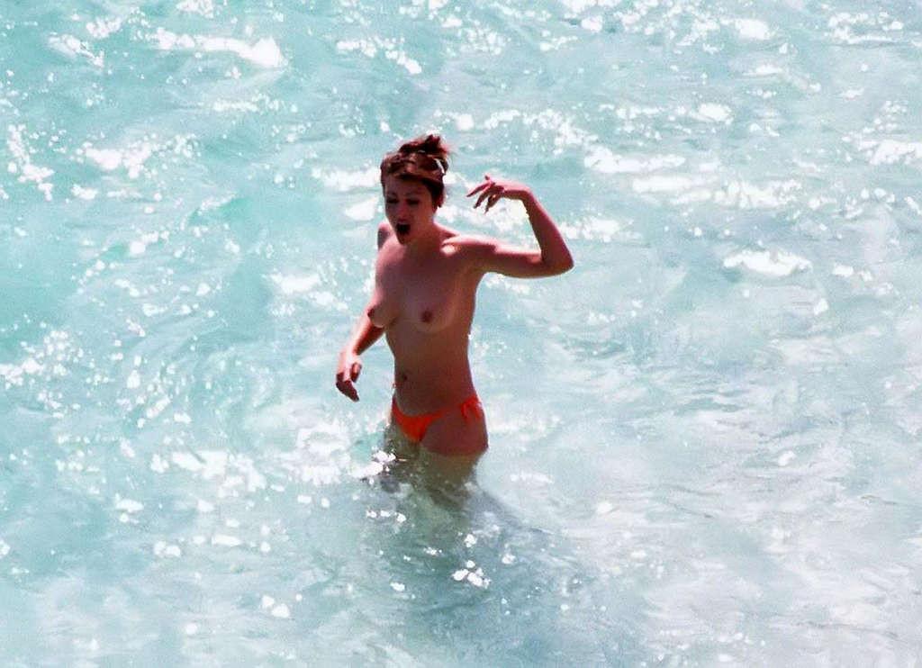 16P Elizabeth Hurley exposing sexy nude boobs and hot pussy on bech