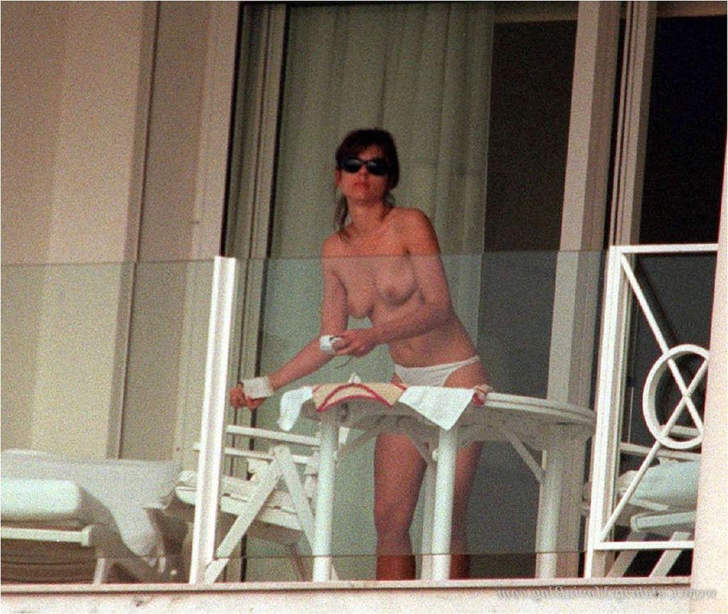 16P Elizabeth Hurley exposing sexy nude boobs and hot pussy on bech