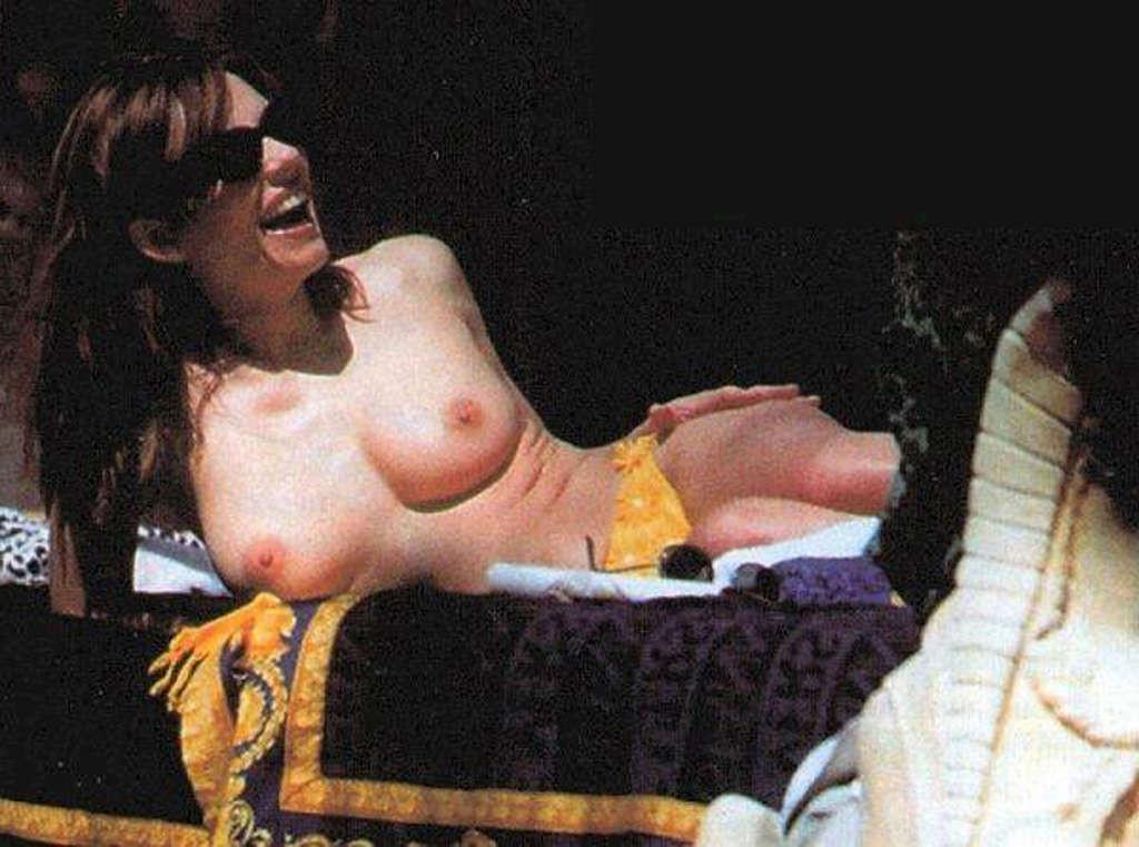 16P Elizabeth Hurley exposing sexy nude boobs and hot pussy on bech