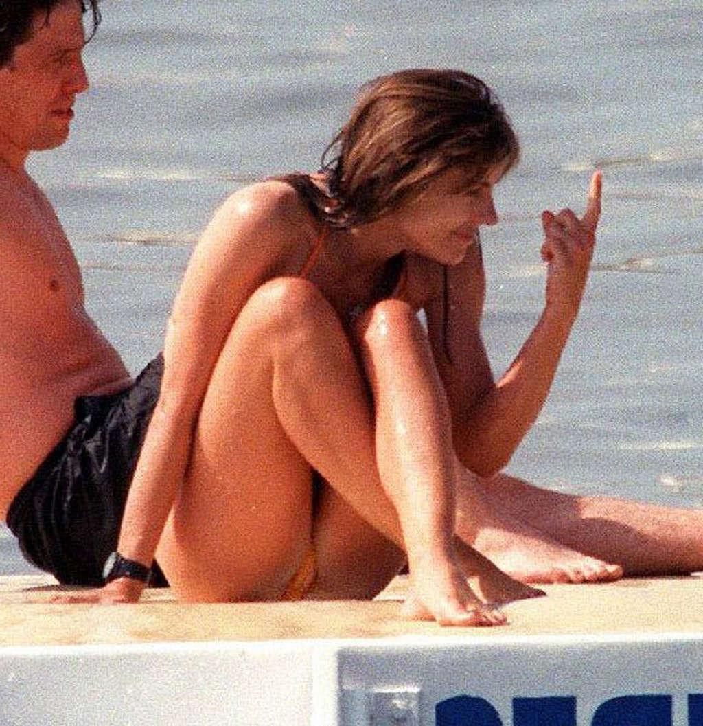 16P Elizabeth Hurley exposing sexy nude boobs and hot pussy on bech