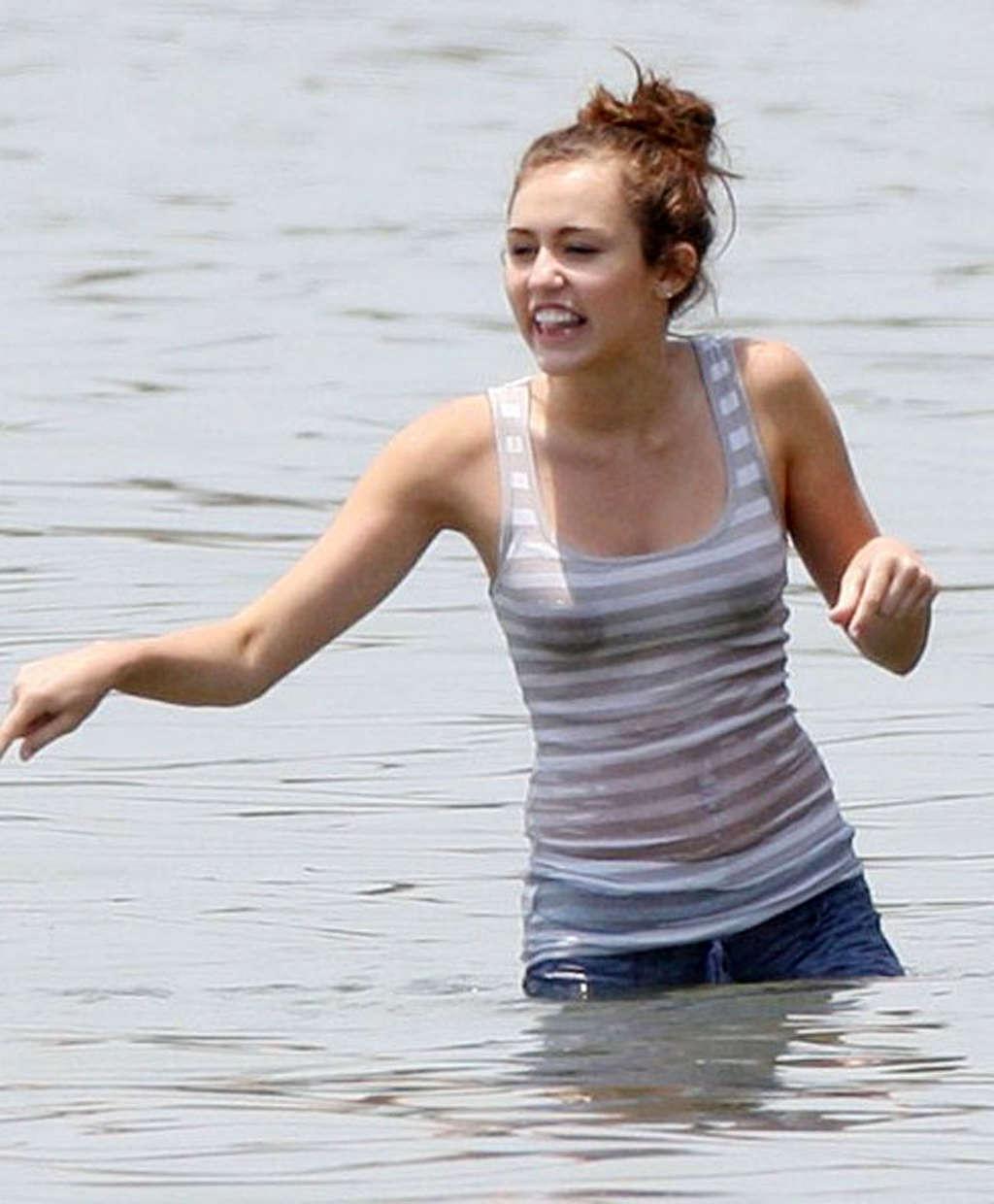 16P Miley Cyrus exposing her fucking sexy body and hot ass on private photos