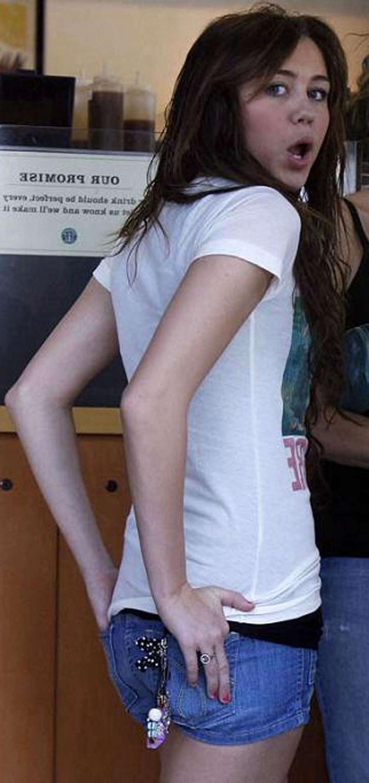 16P Miley Cyrus exposing her fucking sexy body and hot ass on private photos
