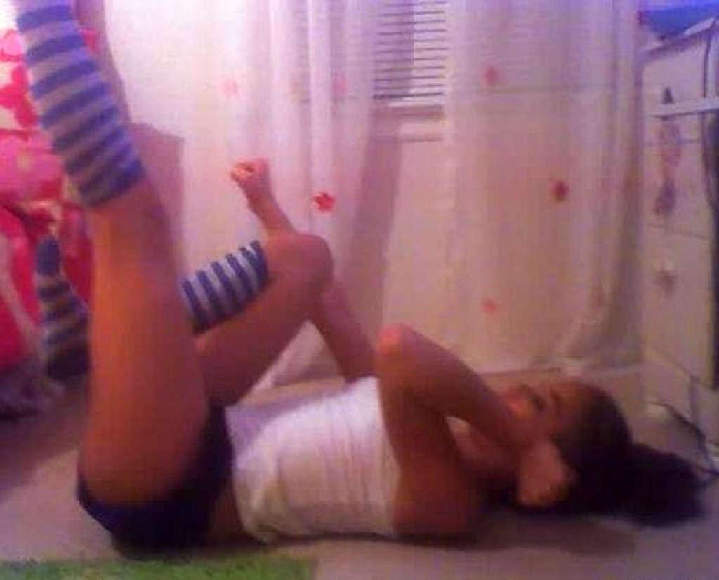 16P Miley Cyrus exposing her fucking sexy body and hot ass on private photos