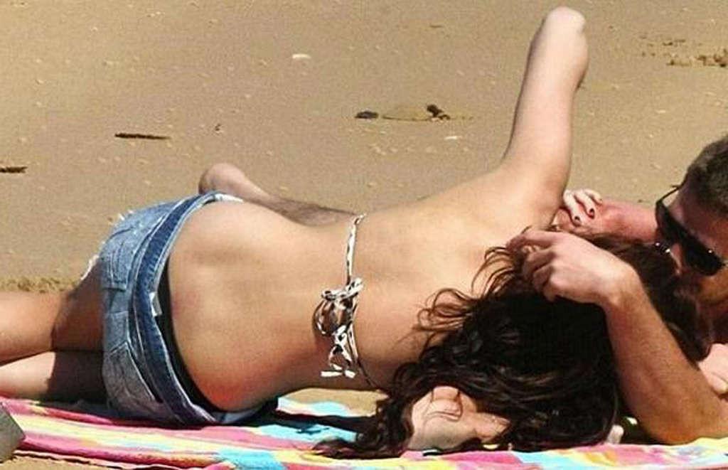 16P Miley Cyrus exposing her fucking sexy body and hot ass on private photos