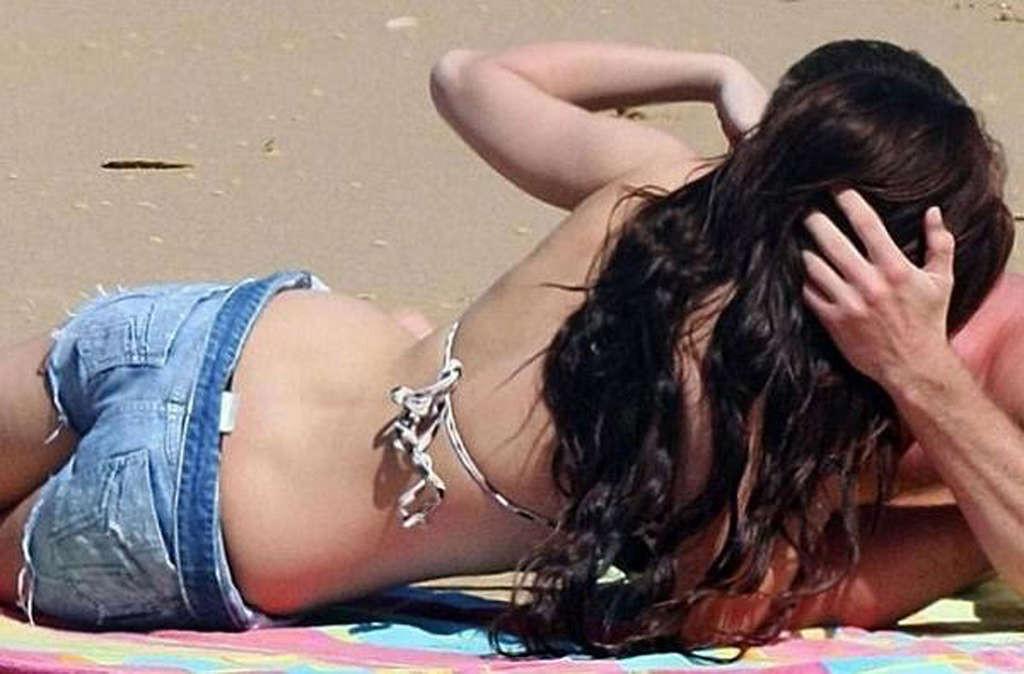 16P Miley Cyrus exposing her fucking sexy body and hot ass on private photos