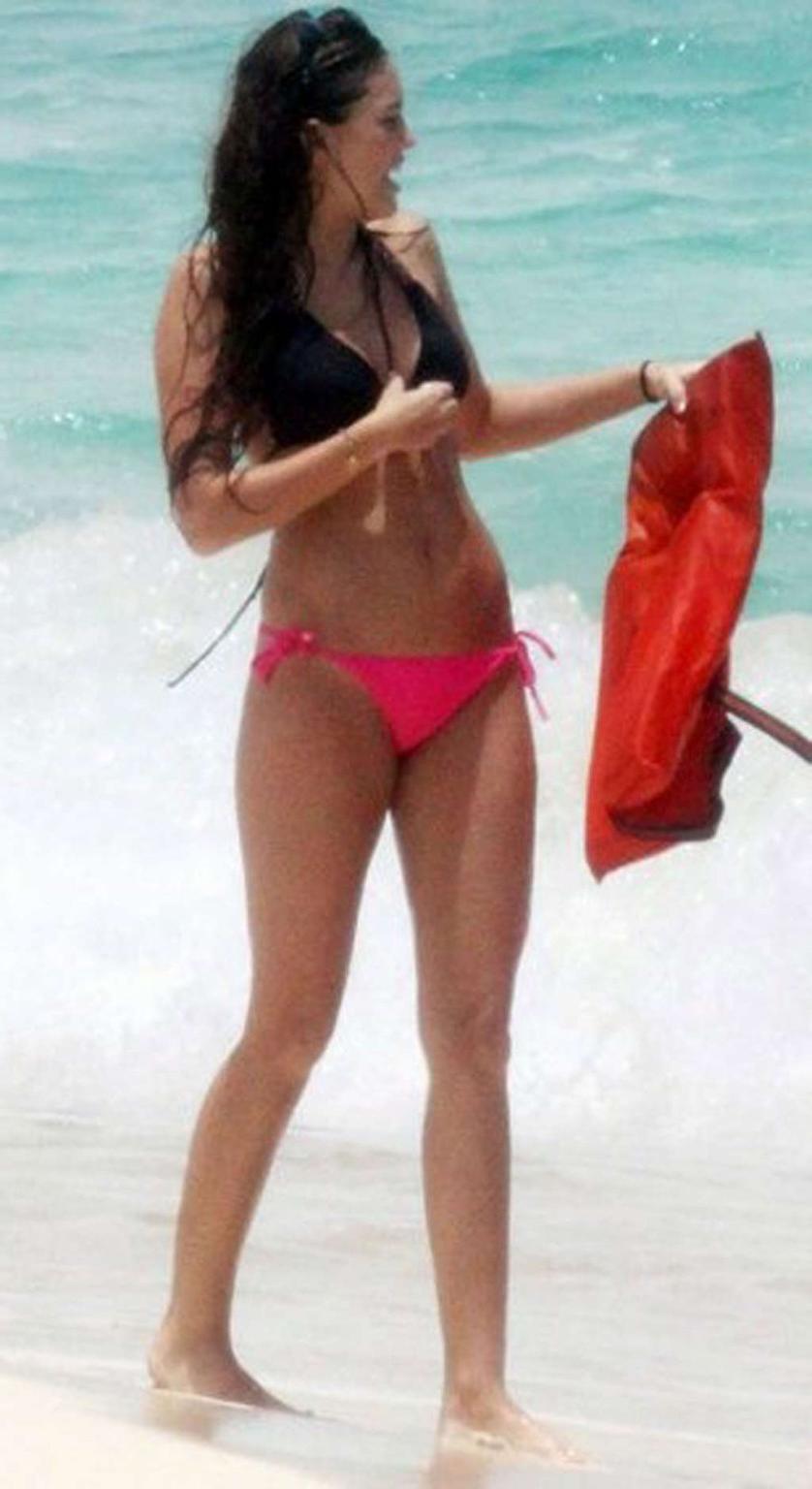 16P Miley Cyrus exposing her fucking sexy body and hot ass on private photos