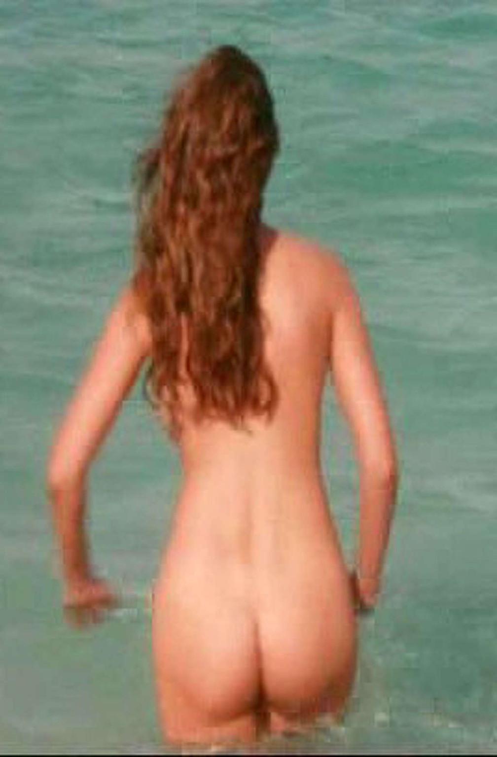 16P Kelly Brook exposing sexy nude body and huge boobs on beach