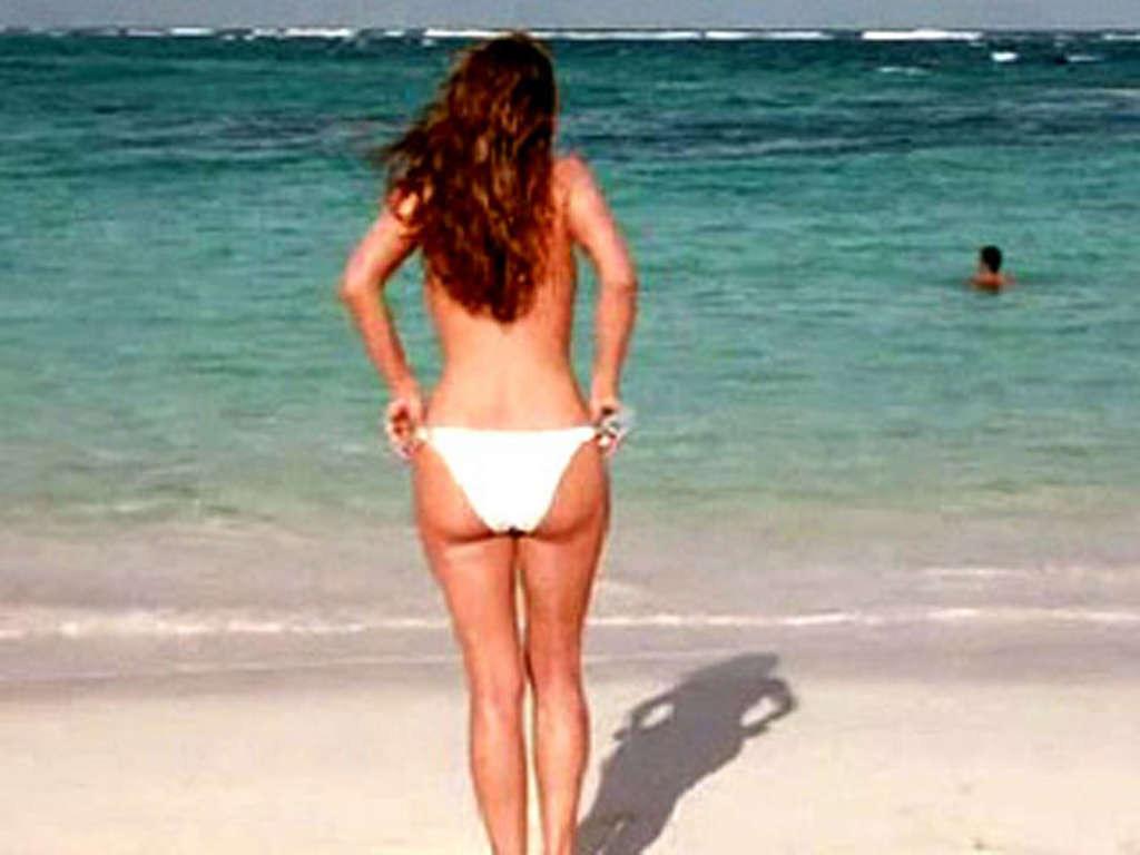 16P Kelly Brook exposing sexy nude body and huge boobs on beach
