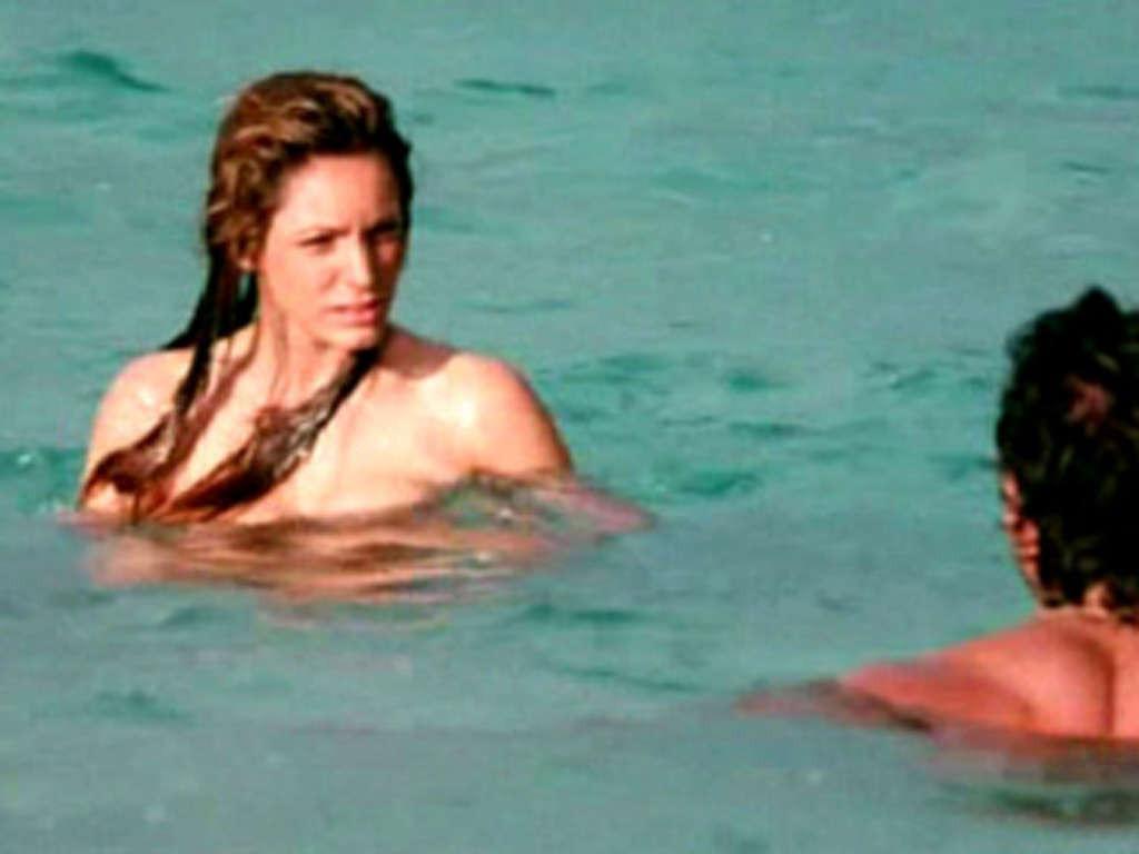 16P Kelly Brook exposing sexy nude body and huge boobs on beach