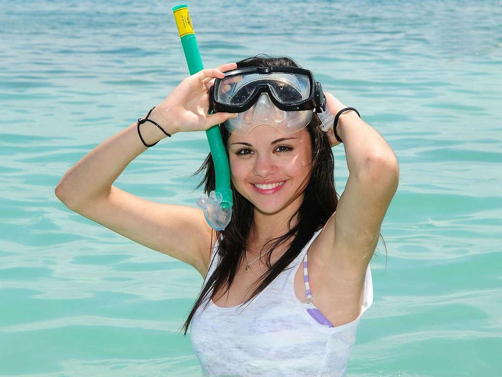 16P Selena Gomez exposing her sexy body and hot ass in bikini on beach