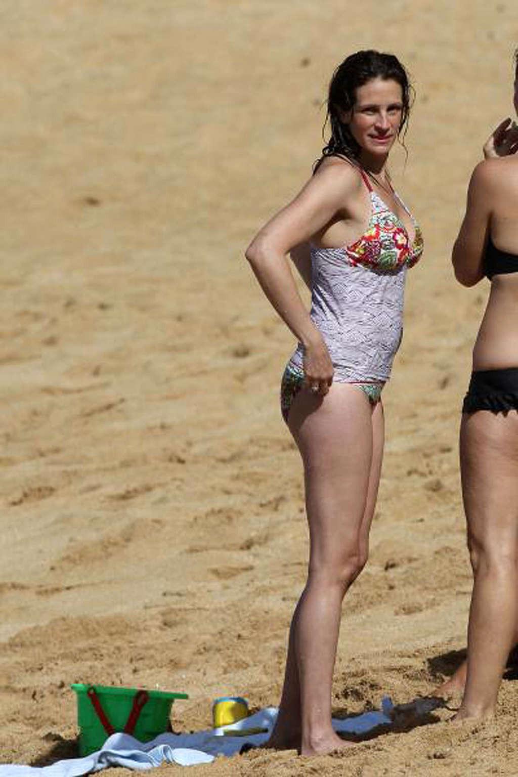 16P Julia Roberts exposing her sexy body and hot ass in bikini on beach