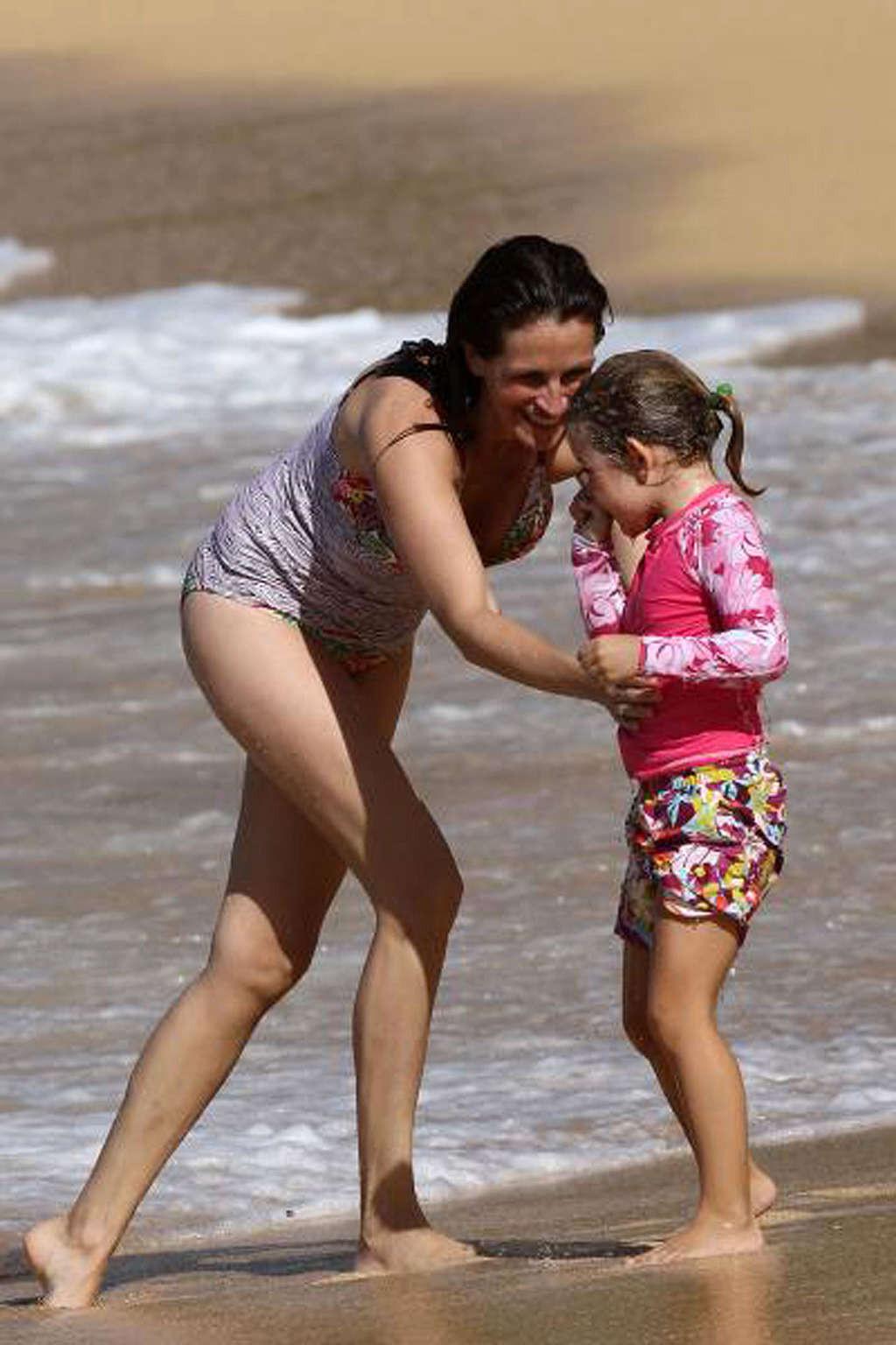 16P Julia Roberts exposing her sexy body and hot ass in bikini on beach