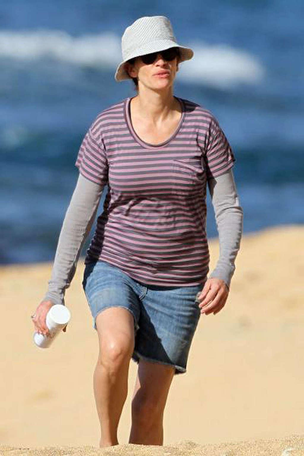 16P Julia Roberts exposing her sexy body and hot ass in bikini on beach