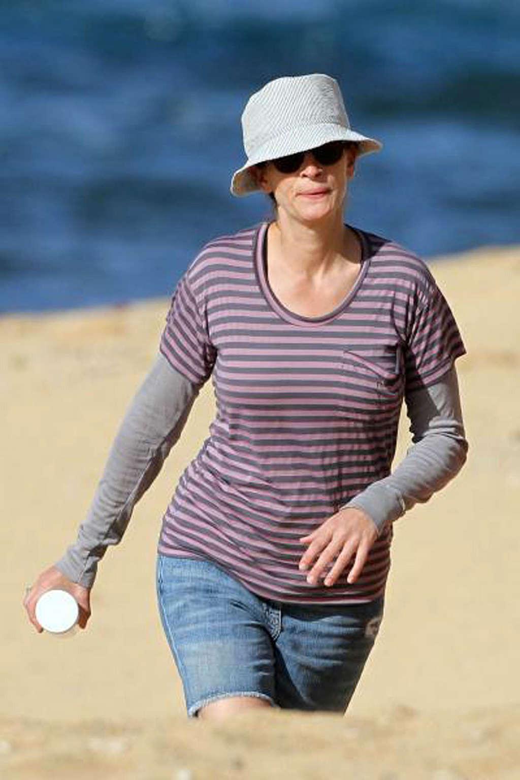 16P Julia Roberts exposing her sexy body and hot ass in bikini on beach
