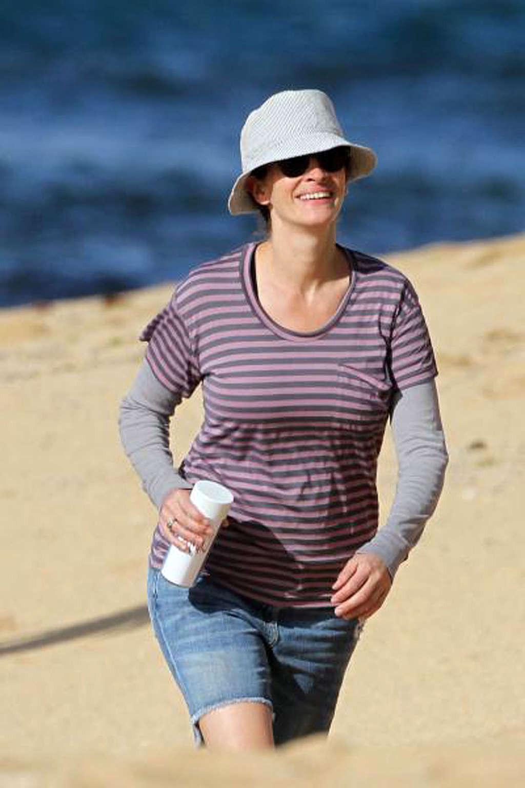 16P Julia Roberts exposing her sexy body and hot ass in bikini on beach