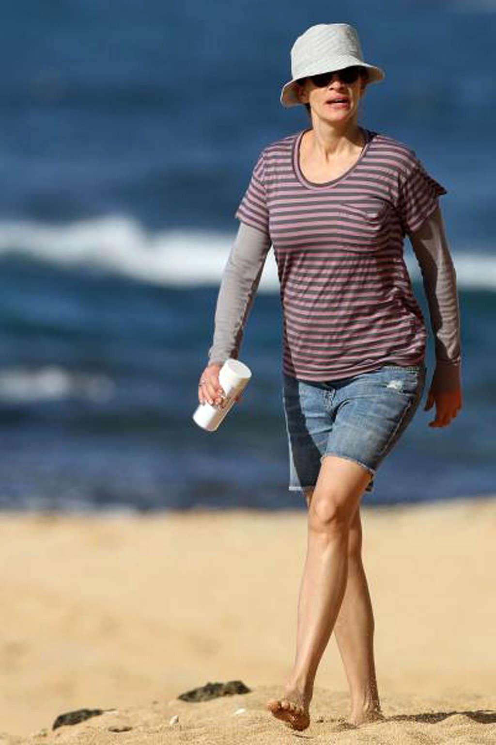 16P Julia Roberts exposing her sexy body and hot ass in bikini on beach