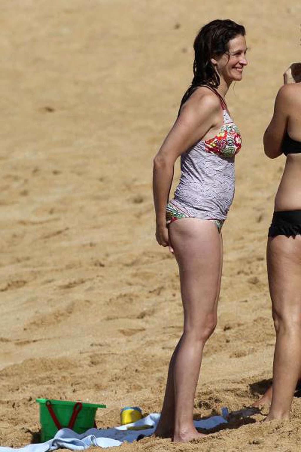 16P Julia Roberts exposing her sexy body and hot ass in bikini on beach