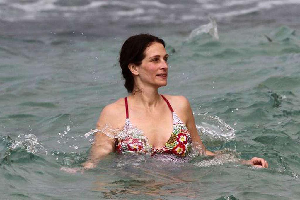 16P Julia Roberts exposing her sexy body and hot ass in bikini on beach
