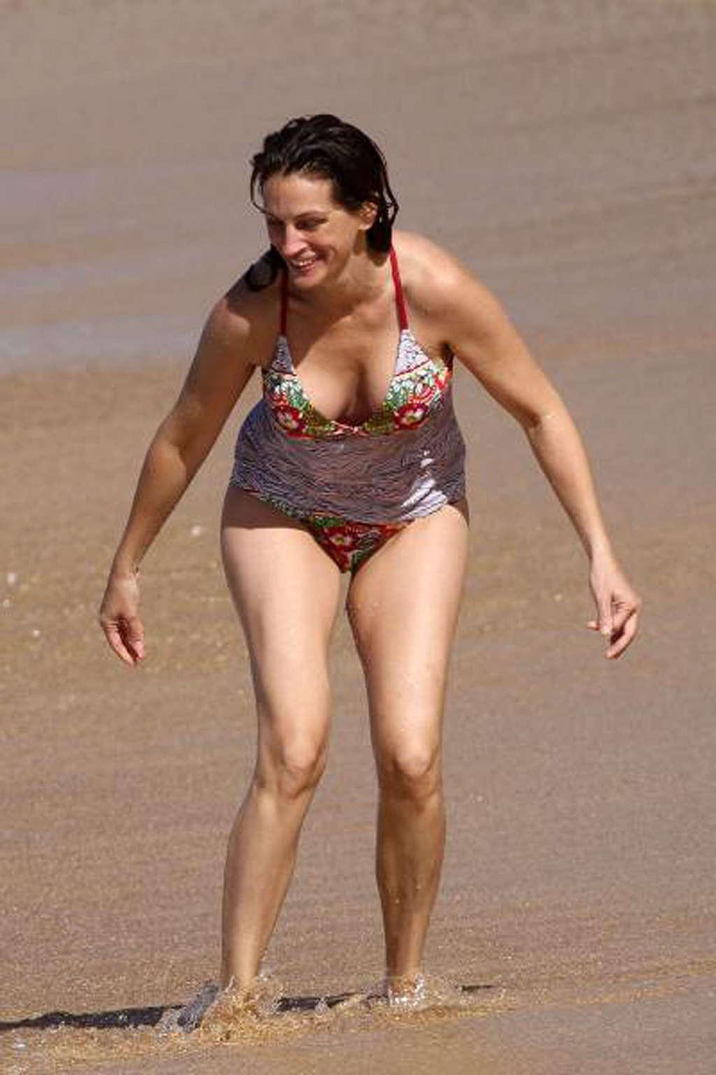 16P Julia Roberts exposing her sexy body and hot ass in bikini on beach