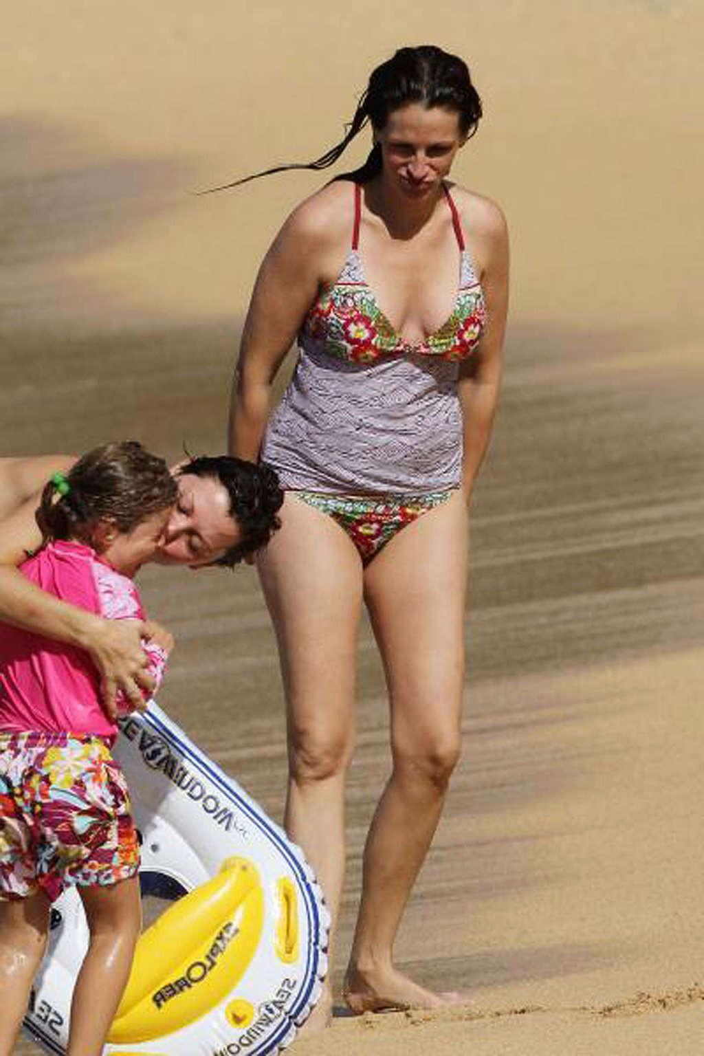 16P Julia Roberts exposing her sexy body and hot ass in bikini on beach