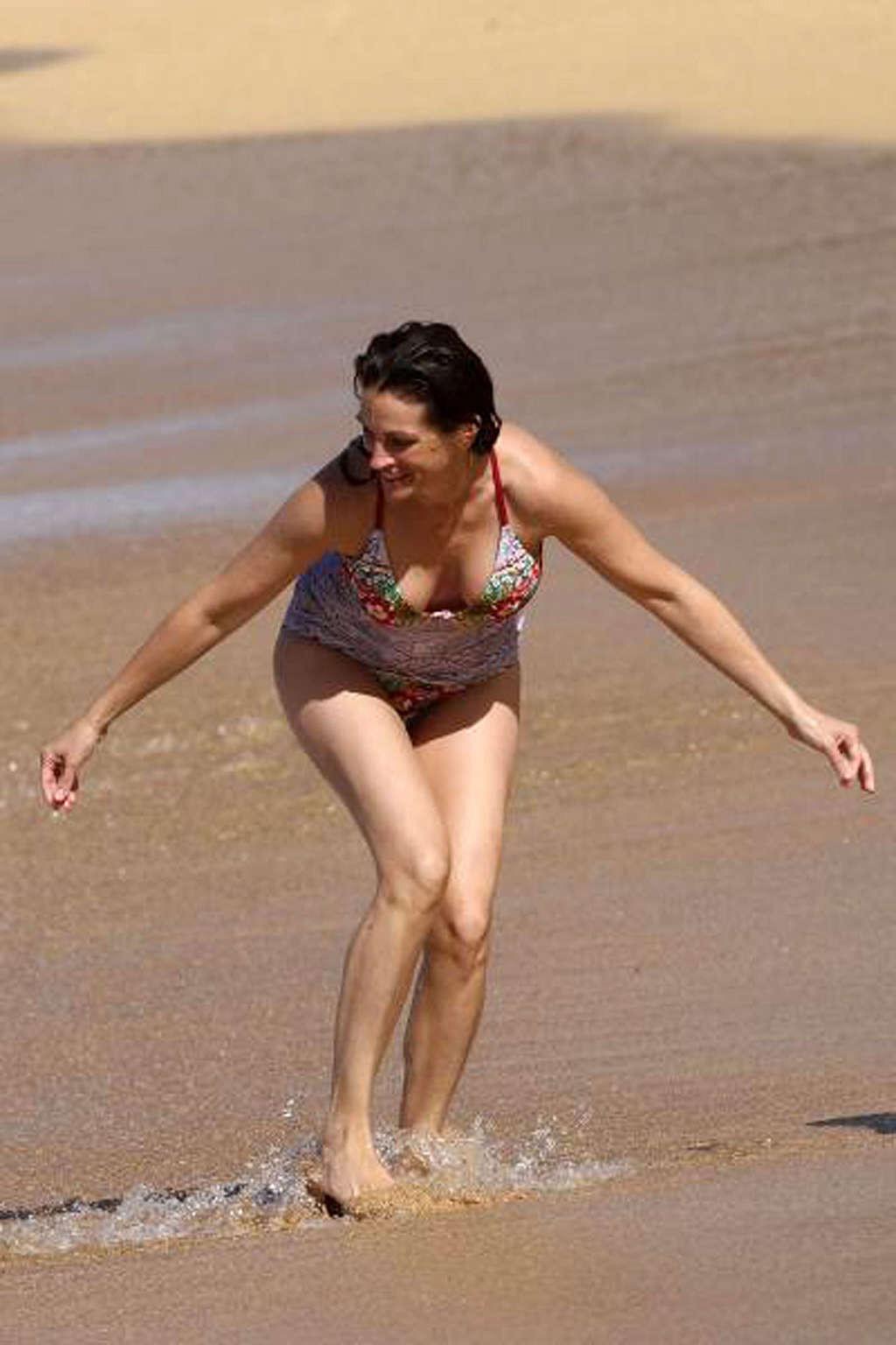 16P Julia Roberts exposing her sexy body and hot ass in bikini on beach