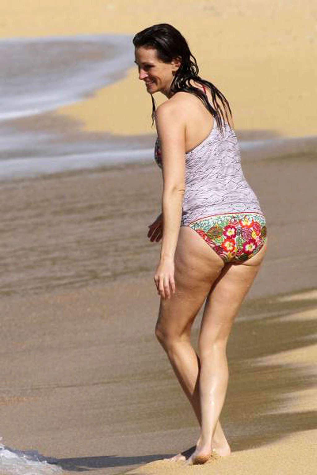 16P Julia Roberts exposing her sexy body and hot ass in bikini on beach