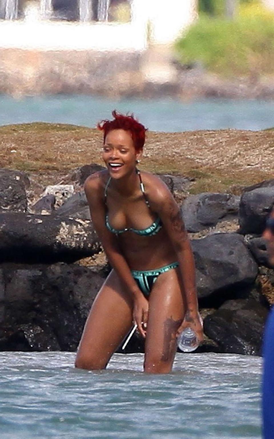 16P Rihanna expondo seu corpo sexy e bunda gostosa de biquíni na praia